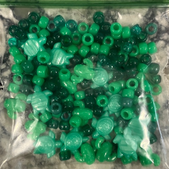 Colorful Pony Bead Assortment for Crafting and Parties - Picture 9 of 13